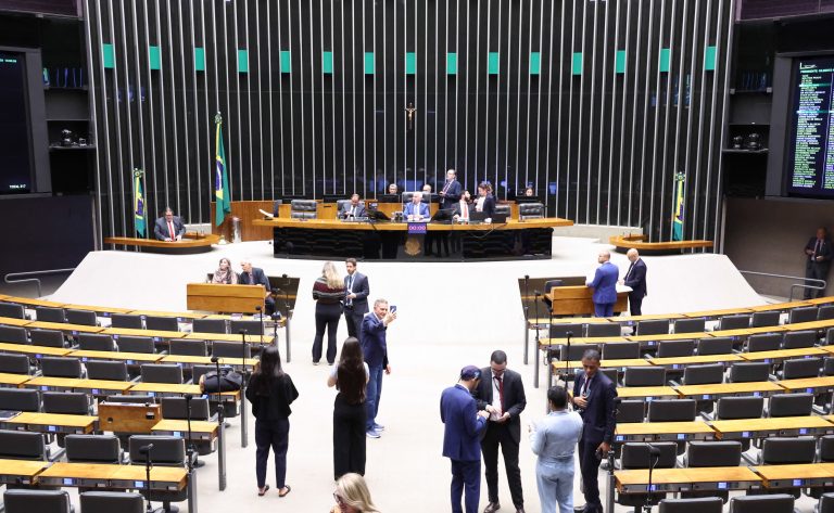 Câmara aprova PEC que isenta igrejas de impostos sobre compras; texto vai ao Senado